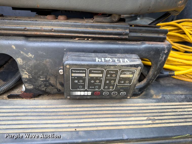 image for item EW8642 2005 GMC C7500 Crew Cab utility / service truck