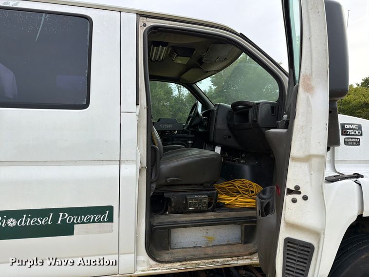 image for item EW8642 2005 GMC C7500 Crew Cab utility / service truck
