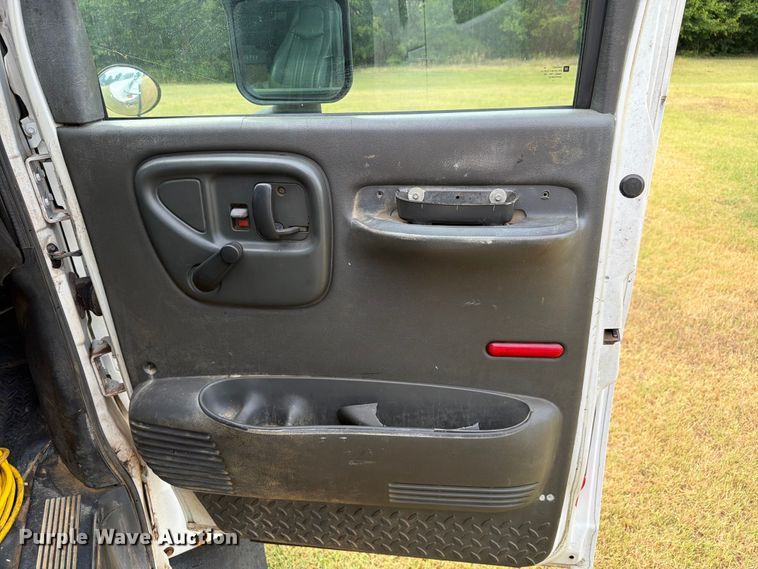image for item EW8642 2005 GMC C7500 Crew Cab utility / service truck