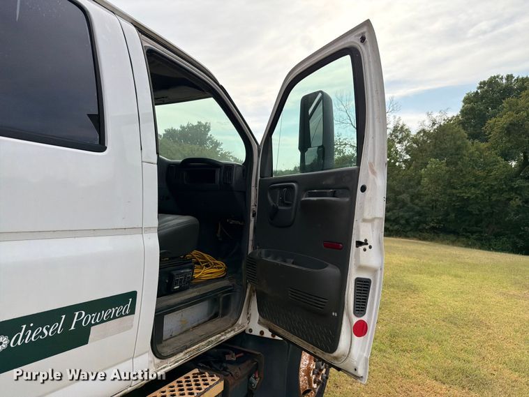 image for item EW8642 2005 GMC C7500 Crew Cab utility / service truck