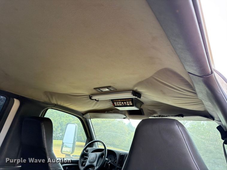 image for item EW8642 2005 GMC C7500 Crew Cab utility / service truck