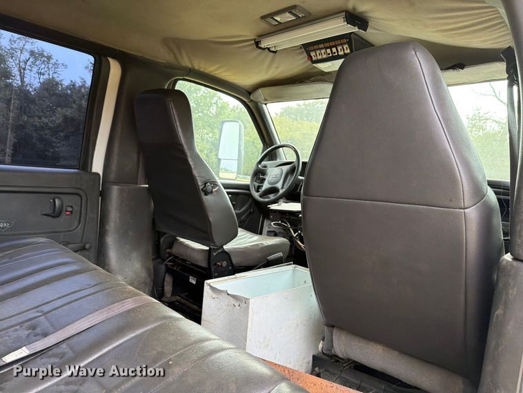 image for item EW8642 2005 GMC C7500 Crew Cab utility / service truck