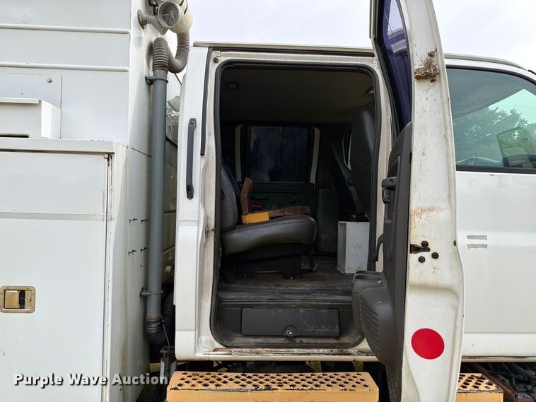 image for item EW8642 2005 GMC C7500 Crew Cab utility / service truck