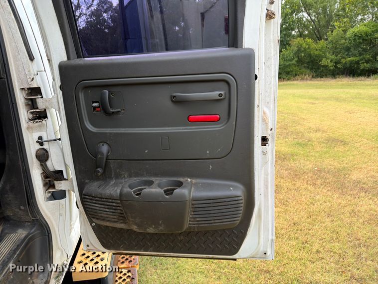 image for item EW8642 2005 GMC C7500 Crew Cab utility / service truck
