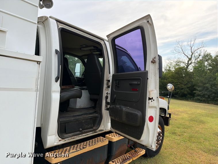 image for item EW8642 2005 GMC C7500 Crew Cab utility / service truck
