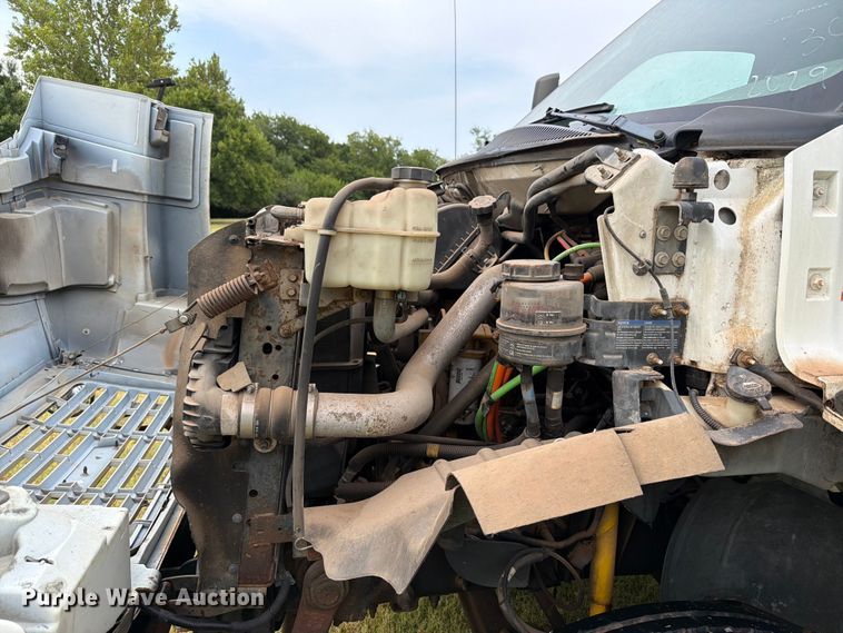image for item EW8642 2005 GMC C7500 Crew Cab utility / service truck