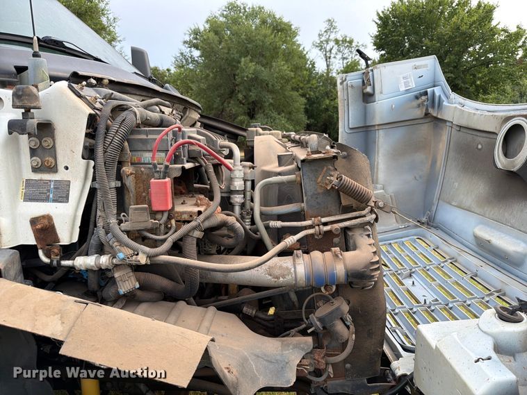 image for item EW8642 2005 GMC C7500 Crew Cab utility / service truck