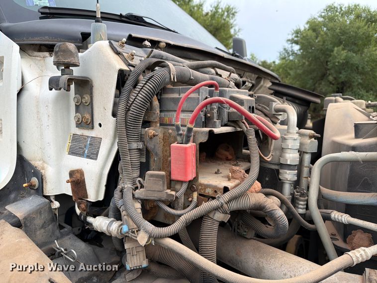 image for item EW8642 2005 GMC C7500 Crew Cab utility / service truck