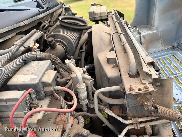 image for item EW8642 2005 GMC C7500 Crew Cab utility / service truck