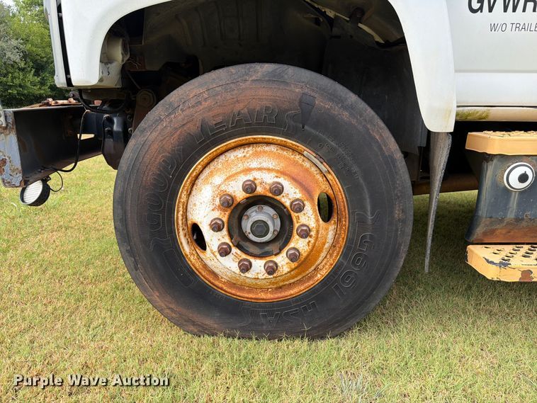image for item EW8642 2005 GMC C7500 Crew Cab utility / service truck