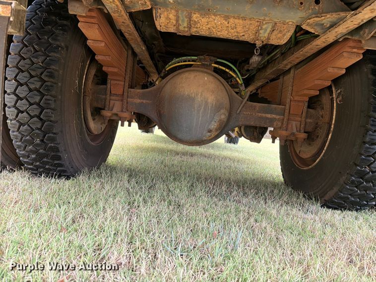 image for item EW8642 2005 GMC C7500 Crew Cab utility / service truck