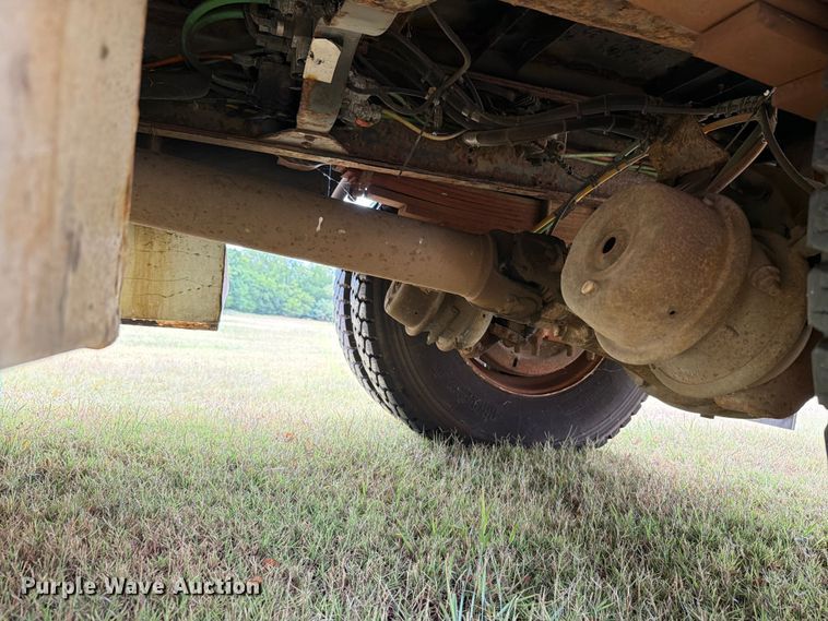 image for item EW8642 2005 GMC C7500 Crew Cab utility / service truck