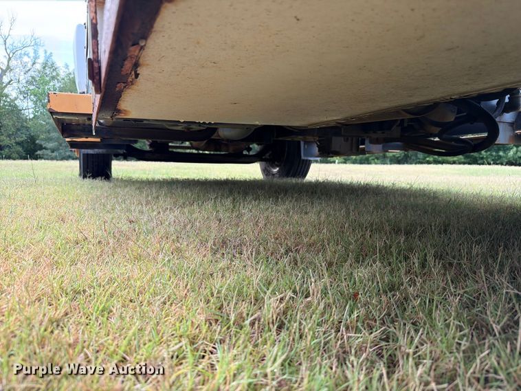 image for item EW8642 2005 GMC C7500 Crew Cab utility / service truck