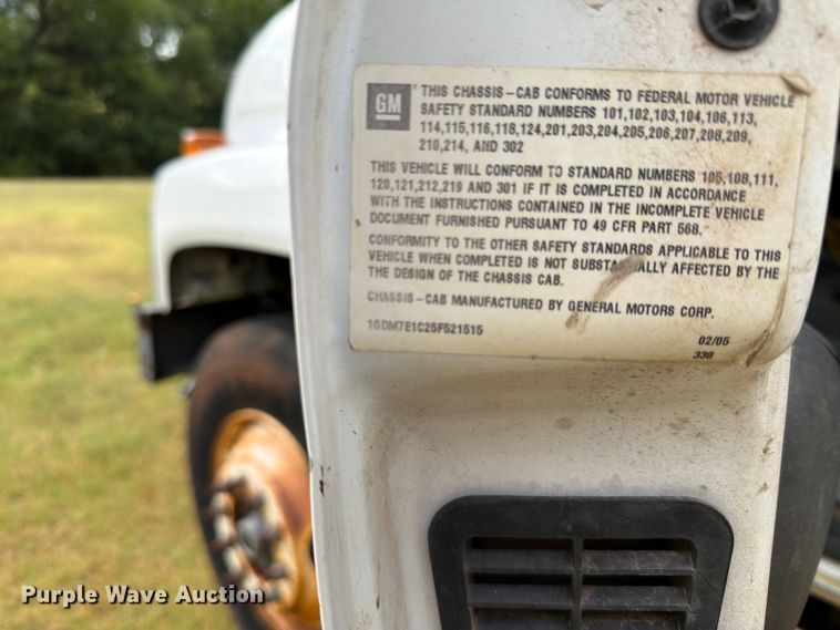 image for item EW8642 2005 GMC C7500 Crew Cab utility / service truck