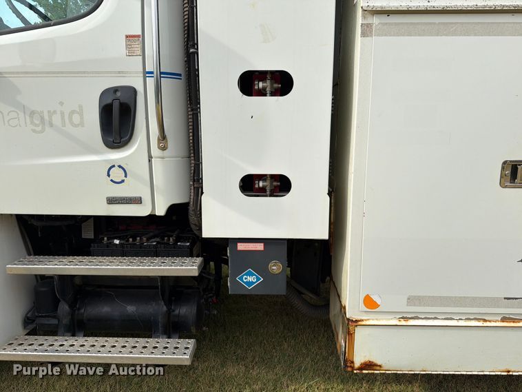 image for item EW8643 2013 Freightliner Business Class M2 utility / service truck