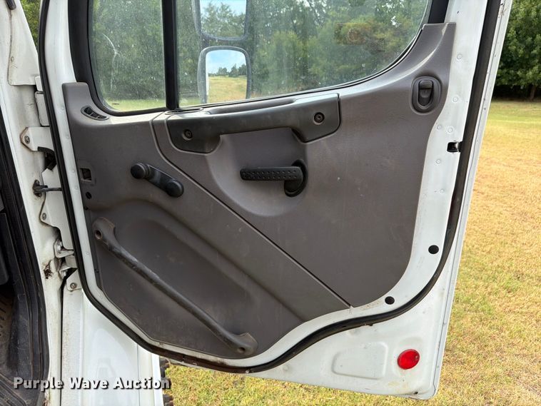 image for item EW8643 2013 Freightliner Business Class M2 utility / service truck
