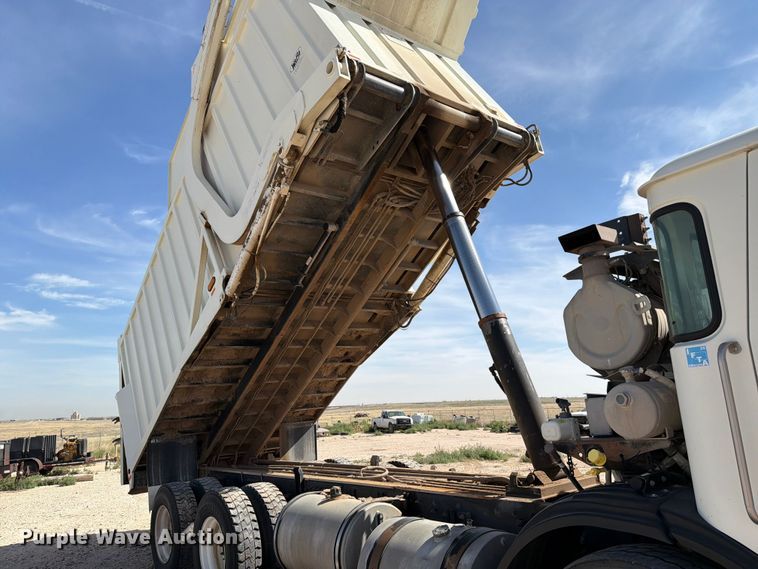 image for item EW8668 2020 Autocar Xpeditor refuse truck