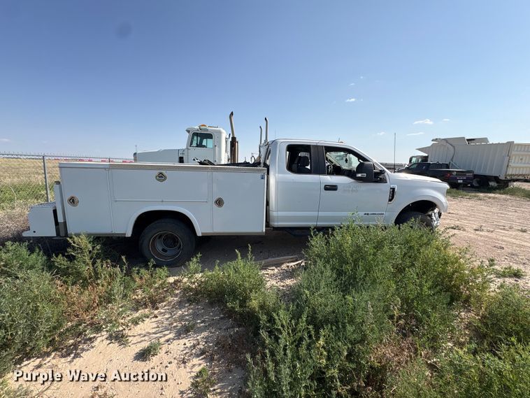 image for item EW8670 2019 Ford F350 Super Duty Ext. Cab utility bed pickup truck