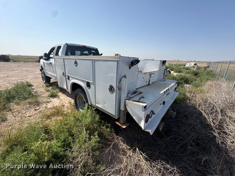 image for item EW8670 2019 Ford F350 Super Duty Ext. Cab utility bed pickup truck