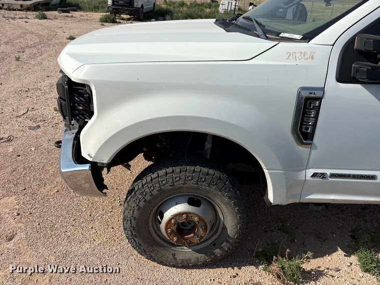 image for item EW8670 2019 Ford F350 Super Duty Ext. Cab utility bed pickup truck