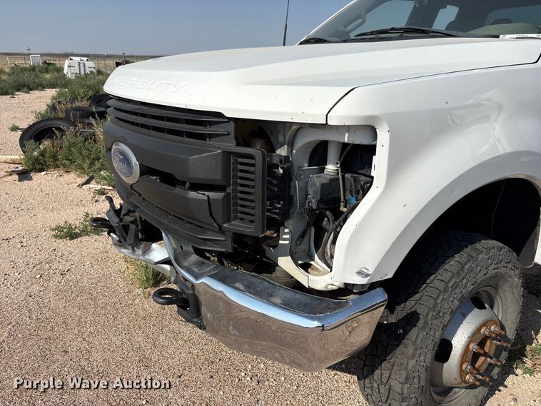image for item EW8670 2019 Ford F350 Super Duty Ext. Cab utility bed pickup truck