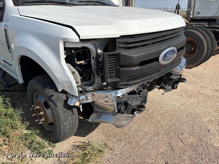 image for item EW8670 2019 Ford F350 Super Duty Ext. Cab utility bed pickup truck