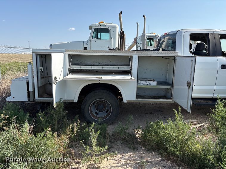 image for item EW8670 2019 Ford F350 Super Duty Ext. Cab utility bed pickup truck