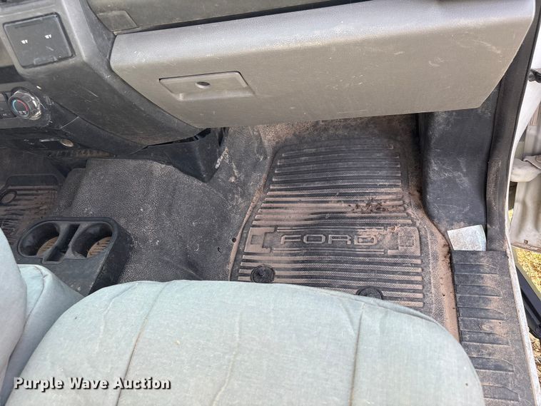 image for item EW8670 2019 Ford F350 Super Duty Ext. Cab utility bed pickup truck