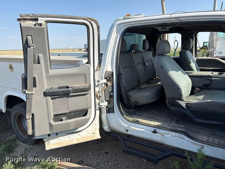 image for item EW8670 2019 Ford F350 Super Duty Ext. Cab utility bed pickup truck