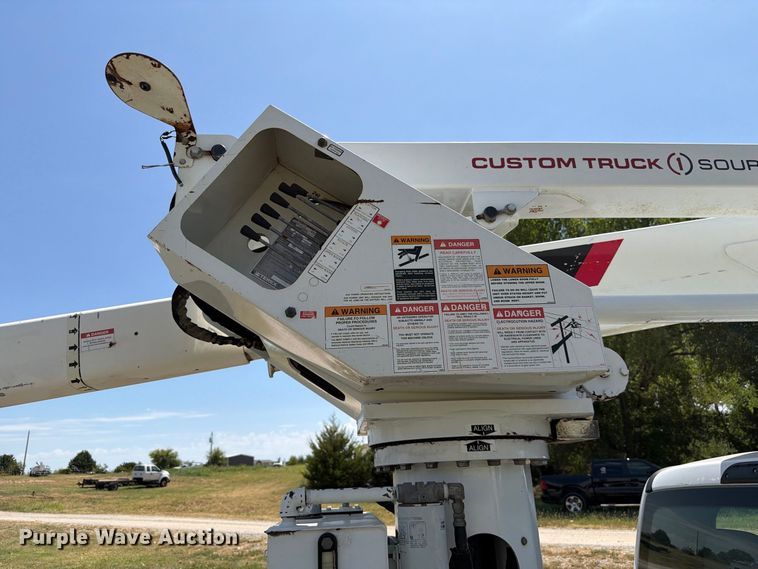 image for item EW8695 2019 Ford F550 Super Duty bucket truck