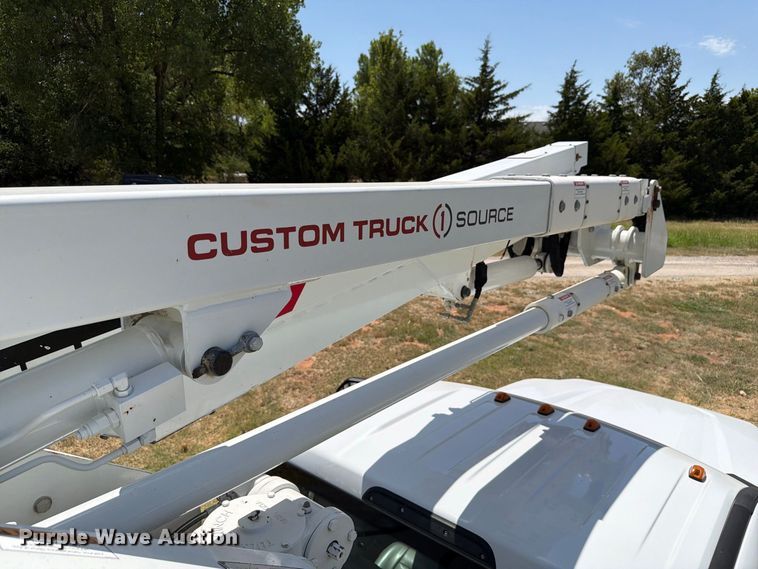 image for item EW8695 2019 Ford F550 Super Duty bucket truck