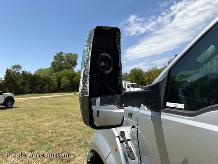 image for item EW8696 2017 Ford F650 Crew Cab truck cab and chassis