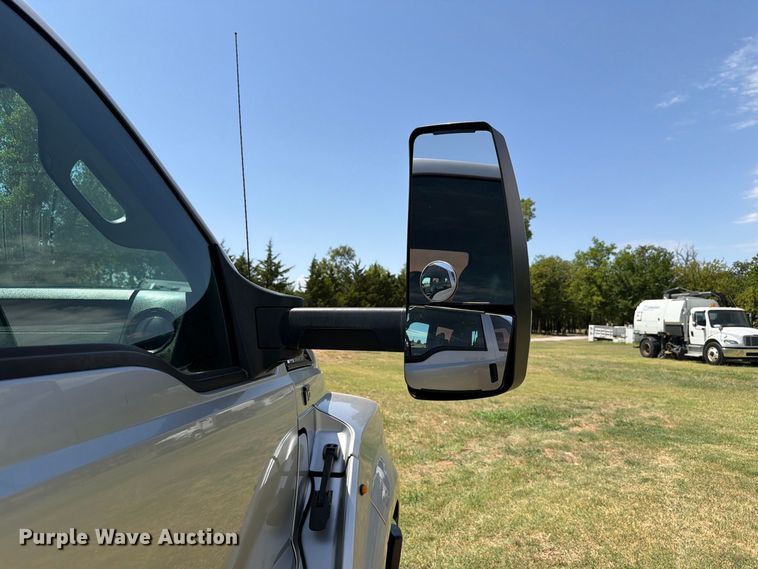 image for item EW8696 2017 Ford F650 Crew Cab truck cab and chassis