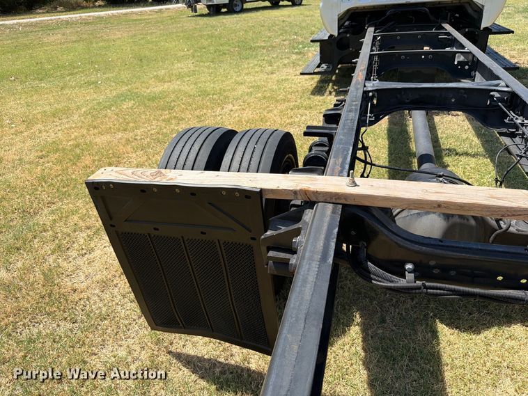 image for item EW8696 2017 Ford F650 Crew Cab truck cab and chassis