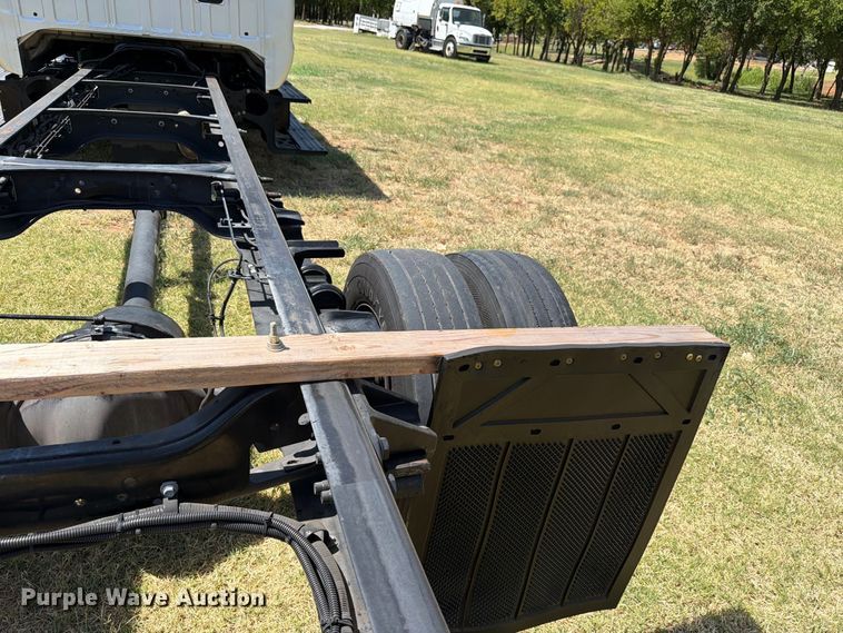 image for item EW8696 2017 Ford F650 Crew Cab truck cab and chassis