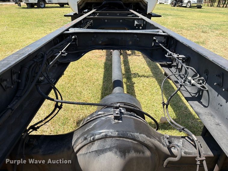 image for item EW8696 2017 Ford F650 Crew Cab truck cab and chassis