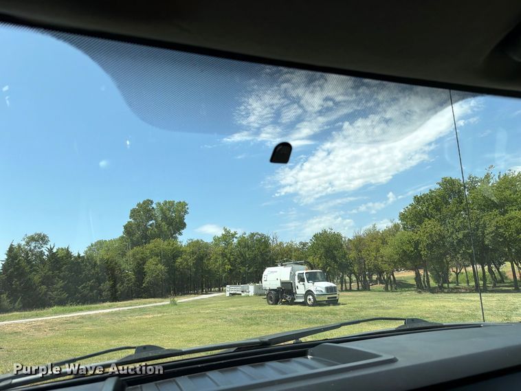 image for item EW8696 2017 Ford F650 Crew Cab truck cab and chassis