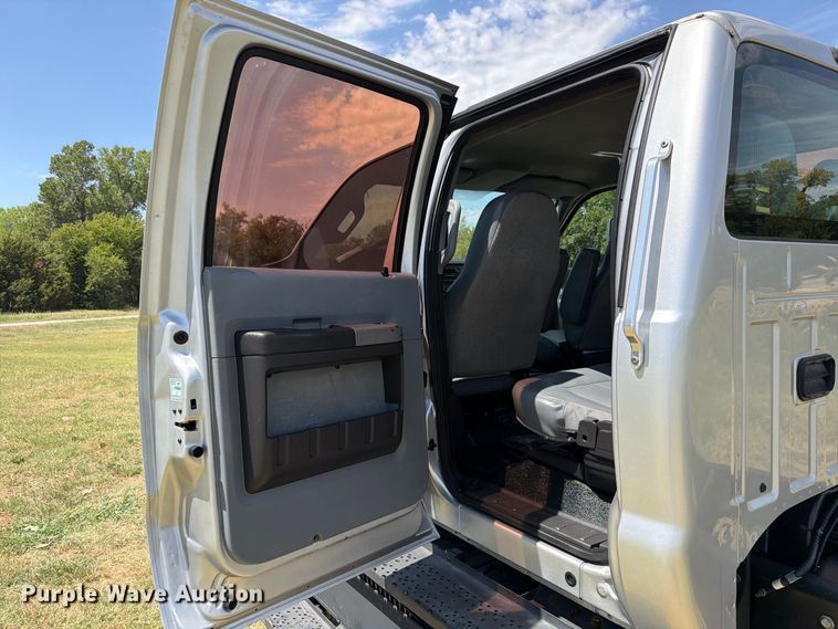 image for item EW8696 2017 Ford F650 Crew Cab truck cab and chassis