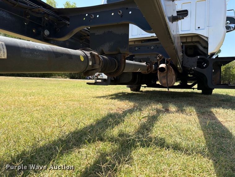 image for item EW8696 2017 Ford F650 Crew Cab truck cab and chassis