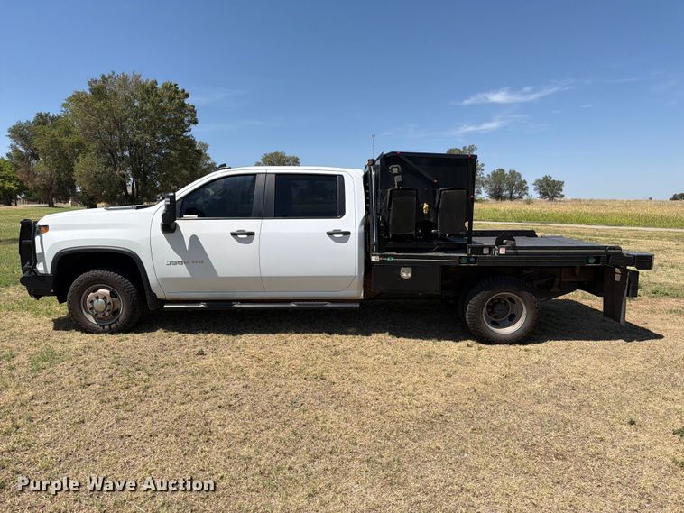image for item EW8733 2022 Chevrolet Silverado 3500HD Crew Cab flatbed pickup truck
