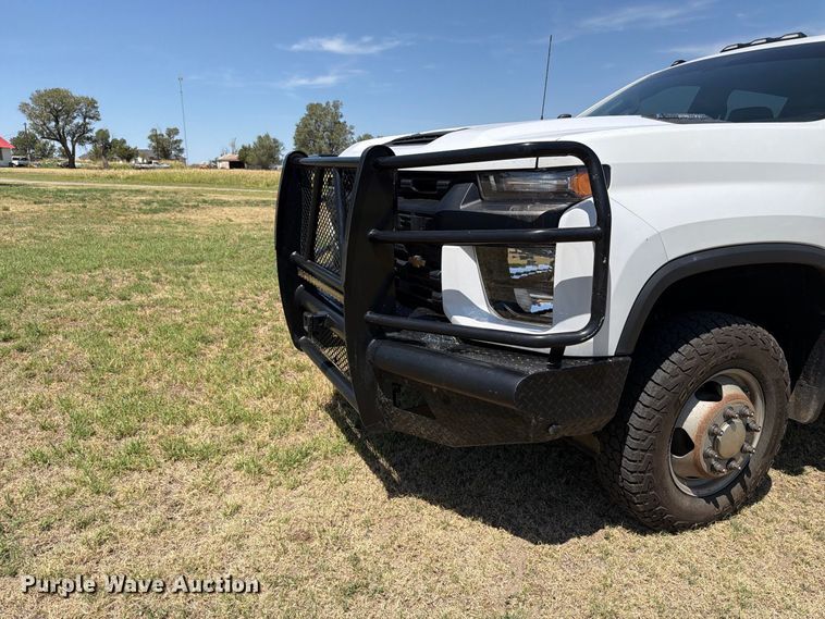 image for item EW8733 2022 Chevrolet Silverado 3500HD Crew Cab flatbed pickup truck