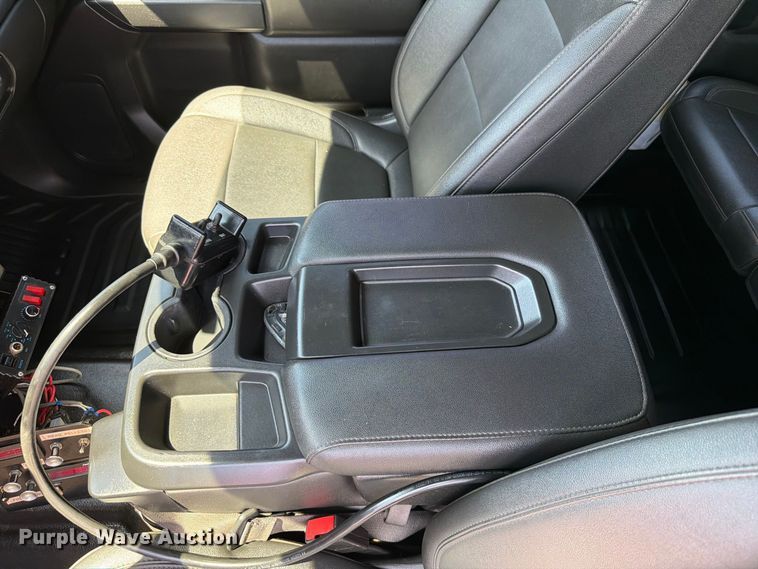 image for item EW8733 2022 Chevrolet Silverado 3500HD Crew Cab flatbed pickup truck