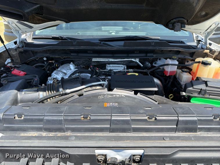image for item EW8733 2022 Chevrolet Silverado 3500HD Crew Cab flatbed pickup truck