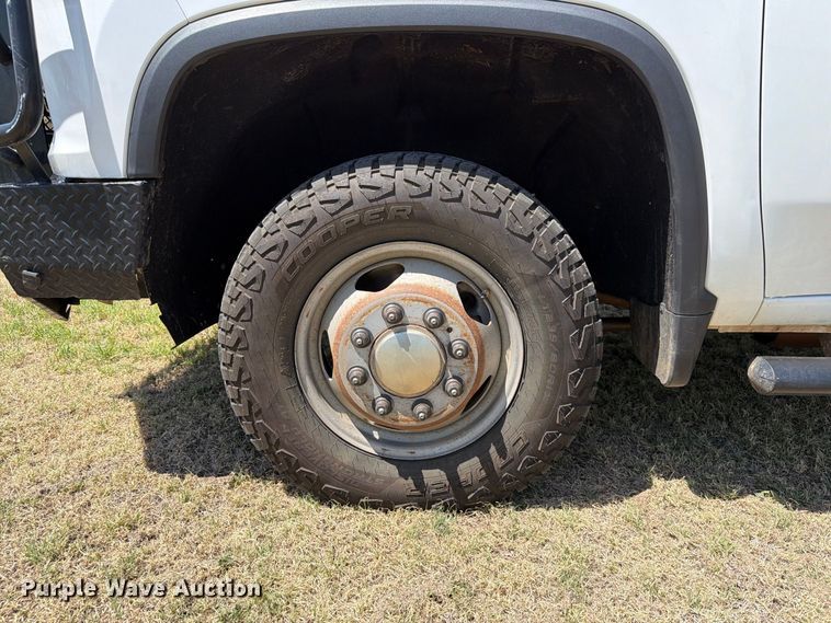 image for item EW8733 2022 Chevrolet Silverado 3500HD Crew Cab flatbed pickup truck