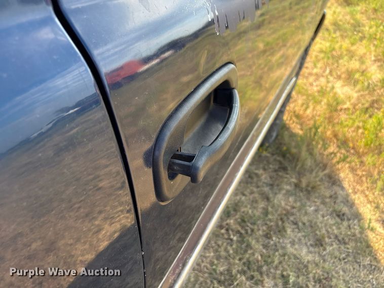 image for item EX0030 2000 GMC Sierra 1500 pickup truck