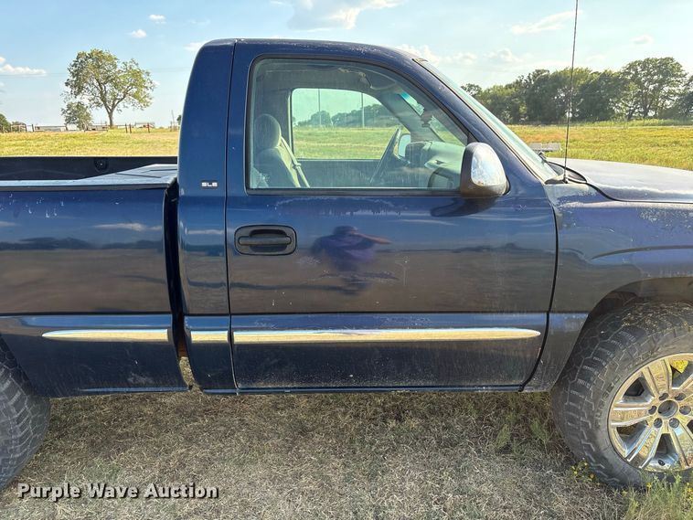 image for item EX0030 2000 GMC Sierra 1500 pickup truck