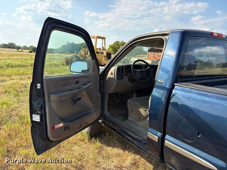 image for item EX0030 2000 GMC Sierra 1500 pickup truck