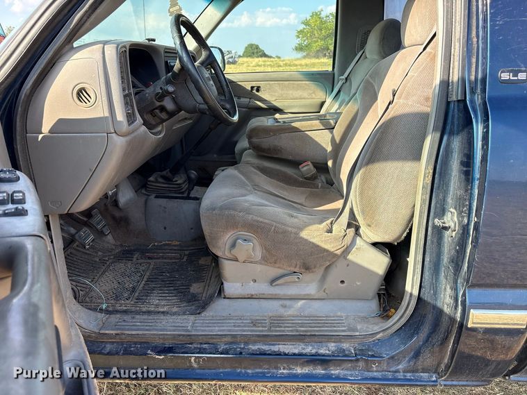 image for item EX0030 2000 GMC Sierra 1500 pickup truck