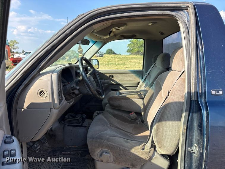 image for item EX0030 2000 GMC Sierra 1500 pickup truck