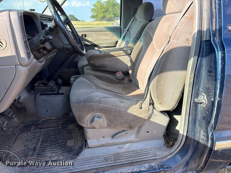 image for item EX0030 2000 GMC Sierra 1500 pickup truck